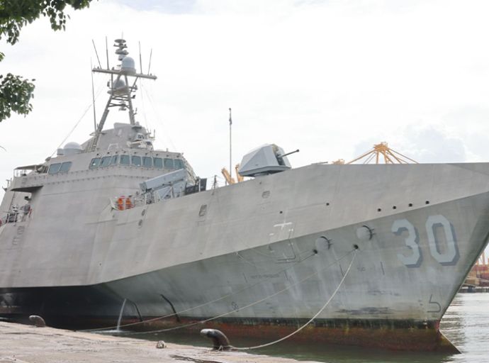 එක්සත් ජනපද නාවික හමුදාවේ ලිටෝරල් කොම්බැට් නෞකාවක් වන යූඑස්එස් කැන්බරා කොළඹට පැමිණේ